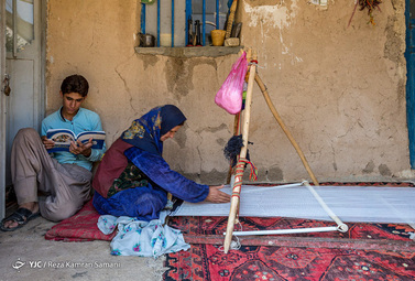 سوسن چراغی، مادری اهل روستای «خویه» که با هنر چوقا بافی برای رفاه خانواده اش تلاش می کند.