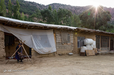 سوسن چراغی، مادری اهل روستای «خویه» که با هنر چوقا بافی برای رفاه خانواده اش تلاش می کند.