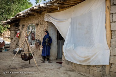 سوسن چراغی، مادری اهل روستای «خویه» که با هنر چوقا بافی برای رفاه خانواده اش تلاش می کند.