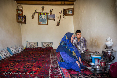 سوسن چراغی، مادری اهل روستای «خویه» که با هنر چوقا بافی برای رفاه خانواده اش تلاش می کند.