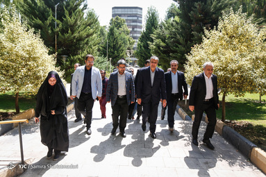 بازدید وزیر راه وشهرسازی از باشگاه خبرنگاران جوان