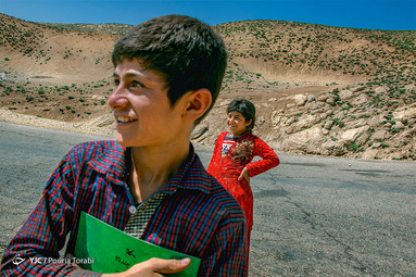 کودکان با گرفتن کتاب هایی متناسب با سنشان ، در مدت زمان تعیین شده به مطالعه آن ها میپردازند . متاسفانه به دلیل کمبود نیرو و خودرو های کمک دار ، ارائه خدمات پرورش رشد در عشایر و بسیاری از روستا صورت نمی گیرد، منطقه شیخ علی خان