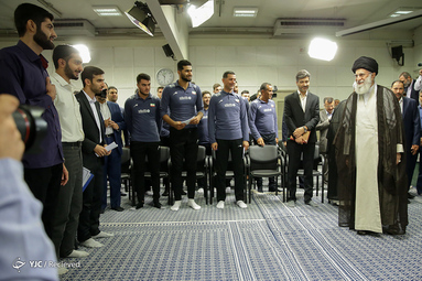 دیدار مدال‌آوران المپیادها و اعضای تیم ملی والیبال با رهبر معظم انقلاب