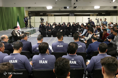 دیدار مدال‌آوران المپیادها و اعضای تیم ملی والیبال با رهبر معظم انقلاب