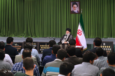 دیدار مدال‌آوران المپیادها و اعضای تیم ملی والیبال با رهبر معظم انقلاب