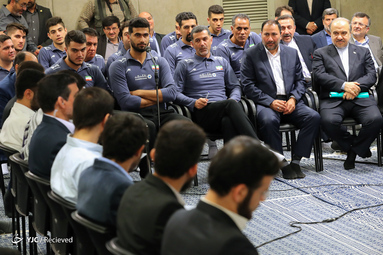 دیدار مدال‌آوران المپیادها و اعضای تیم ملی والیبال با رهبر معظم انقلاب