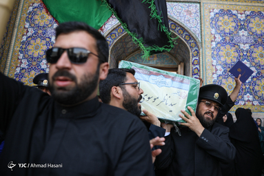 تشییع پیکر مطهر شهید مدافع حرم «سید ناظرحسین موسوی» در حرم حضرت علی ابن موسی الرضا (ع)
