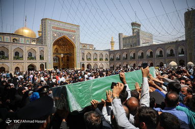 تشییع پیکر مطهر شهید مدافع حرم «سید ناظرحسین موسوی» در حرم حضرت علی ابن موسی الرضا (ع)