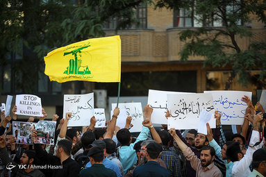 تجمع جمعی از دانشجویان و طلاب انقلابی مشهد در اعتراض کشتار مسلمانان کشمیر