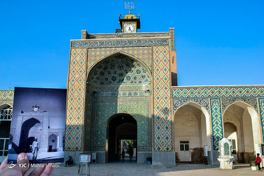 عکس گرفته شده توسط استاد علی گلشن از نمای داخلی مسجد جامع کرمان در سال 1330 و عکس جدید نمای مسجد در سال 1398