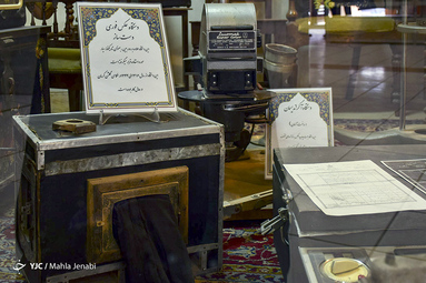 دستگاه عکس فوری دست ساز این دستگاه از سال 1316 تا 1344 در عکاسی گلشن در حال کار بوده است