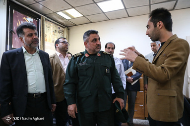 بازدید سردار فرحی فرمانده قرارگاه مهارت آموزی کارکنان وظیفه نیرو‌های مسلح از باشگاه خبرنگاران جوان