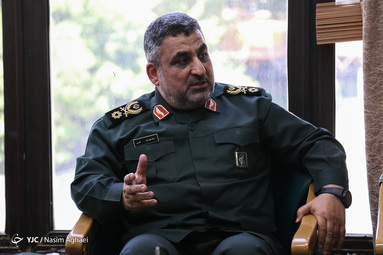 بازدید سردار فرحی فرمانده قرارگاه مهارت آموزی کارکنان وظیفه نیرو‌های مسلح از باشگاه خبرنگاران جوان