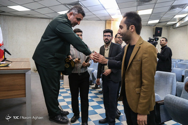 بازدید سردار فرحی فرمانده قرارگاه مهارت آموزی کارکنان وظیفه نیرو‌های مسلح از باشگاه خبرنگاران جوان