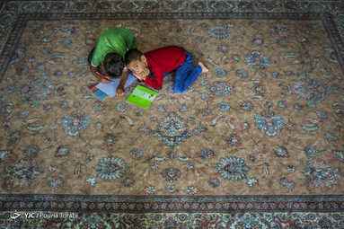 آن مرد با کتاب می‌آید/ صفدرعلی بختیاری هر روز برای کودکان روستاهای خدابنده زنجان کتاب و وسایل بازی می‌برد