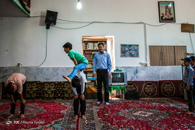 آن مرد با کتاب می‌آید/ صفدرعلی بختیاری هر روز برای کودکان روستاهای خدابنده زنجان کتاب و وسایل بازی می‌برد
