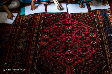 آن مرد با کتاب می‌آید/ صفدرعلی بختیاری هر روز برای کودکان روستاهای خدابنده زنجان کتاب و وسایل بازی می‌برد