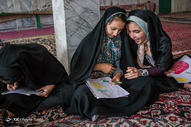 آن مرد با کتاب می‌آید/ صفدرعلی بختیاری هر روز برای کودکان روستاهای خدابنده زنجان کتاب و وسایل بازی می‌برد