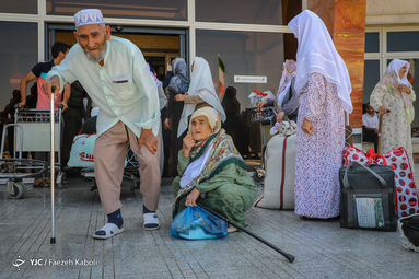 ورود اولین کاروان زائران بیت الله الحرام و حجاج گلستانی ۱۳۹۸ به کشور