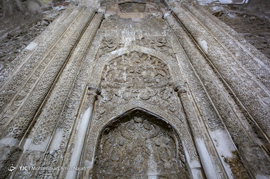 گنبد علویان در چهار باغ علویان در نزدیکی میدان امامزاده عبدالله شهر همدان قرار دارد. این اثر یکی از شاهکارهای معماری و گچ‌بری بعد از اسلام در همدان است، و طی شماره ۹۴ در تاریخ ۱۵/۱۰/۱۳۱۰ در فهرست آثار ملی به ثبت رسیده‌است.