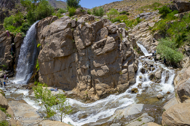 آبشار گنج‌نامه با ۱۲ متر ارتفاع در مسیر صعود به ارتفاعات کوه الوند و در پنج کیلومتری غرب همدان کنار کتیبه‌های گنج‌نامه قرار دارد.