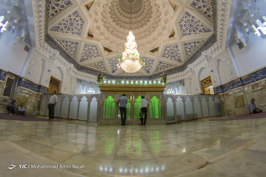 نمای داخلی امامزاده عبدالله(ع) در همدان. مزارها متعلق به پدر و پسری از سادات به نام های احمد و عبدالله بن احمد از اولاد با واسطهٔ امام موسی بن جعفر(ع) است