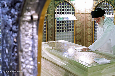 غبارروبی مضجع مطهر حضرت امام رضا‌(ع)