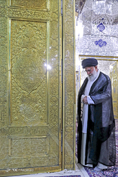 غبارروبی مضجع مطهر حضرت امام رضا‌(ع)