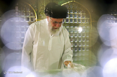 غبارروبی مضجع مطهر حضرت امام رضا‌(ع)