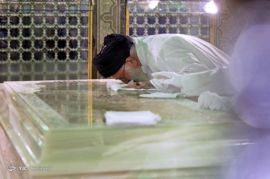 غبارروبی مضجع مطهر حضرت امام رضا‌(ع)