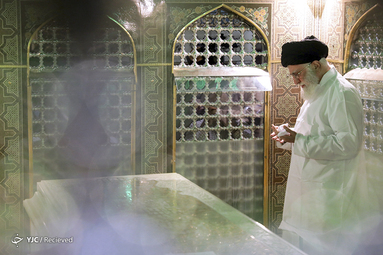 غبارروبی مضجع مطهر حضرت امام رضا‌(ع)