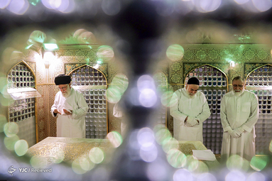 غبارروبی مضجع مطهر حضرت امام رضا‌(ع)