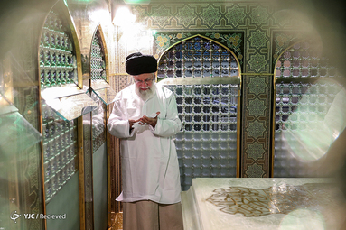 غبارروبی مضجع مطهر حضرت امام رضا‌(ع)
