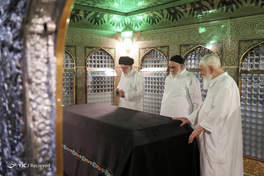 غبارروبی مضجع مطهر حضرت امام رضا‌(ع)