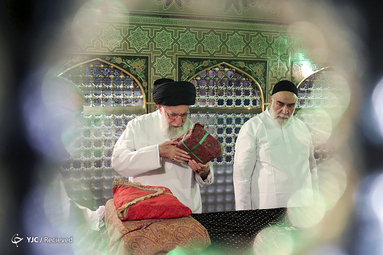 غبارروبی مضجع مطهر حضرت امام رضا‌(ع)