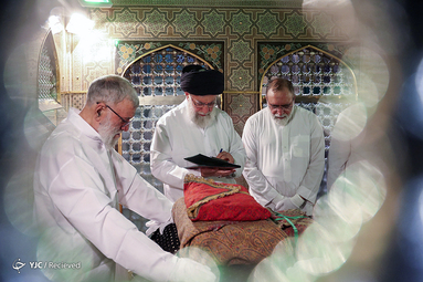 غبارروبی مضجع مطهر حضرت امام رضا‌(ع)