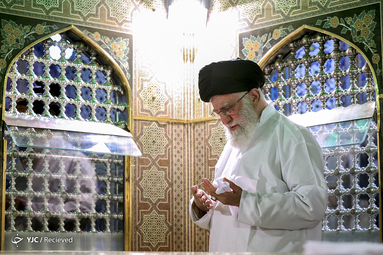 غبارروبی مضجع مطهر حضرت امام رضا‌(ع)