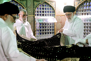 غبارروبی مضجع مطهر حضرت امام رضا‌(ع)