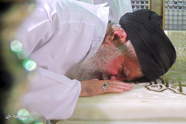 غبارروبی مضجع مطهر حضرت امام رضا‌(ع)