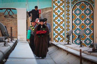 آئین تعویض و اهتزاز پرچم متبرک گنبد حرم امام حسین(ع) بر فراز بارگاه سیدالکریم حضرت عبدالعظیم الحسنی (ع)