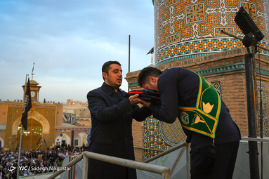 آئین تعویض و اهتزاز پرچم متبرک گنبد حرم امام حسین(ع) بر فراز بارگاه سیدالکریم حضرت عبدالعظیم الحسنی (ع)