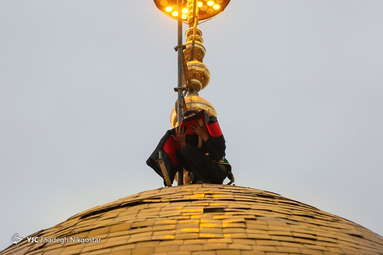 آئین تعویض و اهتزاز پرچم متبرک گنبد حرم امام حسین(ع) بر فراز بارگاه سیدالکریم حضرت عبدالعظیم الحسنی (ع)