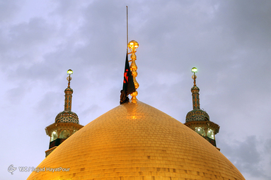 تعویض پرچم حرم حضرت معصومه(س)