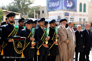 تعویض پرچم حرم احمد بن موسی (ع) در شیراز