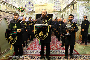 تعویض پرچم حرم احمد بن موسی (ع) در شیراز