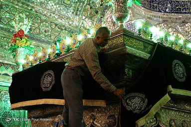 تعویض پرچم حرم احمد بن موسی (ع) در شیراز