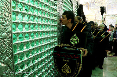 تعویض پرچم حرم احمد بن موسی (ع) در شیراز