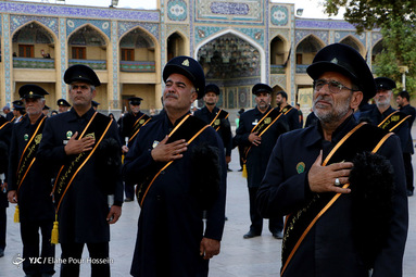 تعویض پرچم حرم احمد بن موسی (ع) در شیراز