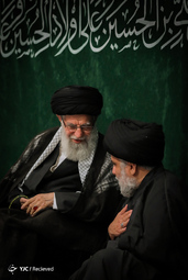 حضور مقتدی صدر در مراسم عزاداری شام غریبان در حسینیه امام خمینی(ره) کنار رهبر معظم انقلاب