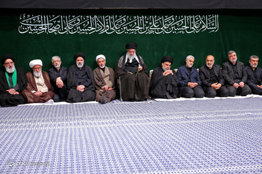 حضور سردار قاسم سلیمانی و مقتدی صدر در مراسم عزاداری شام غریبان در حسینیه امام خمینی(ره) کنار رهبر معظم انقلاب